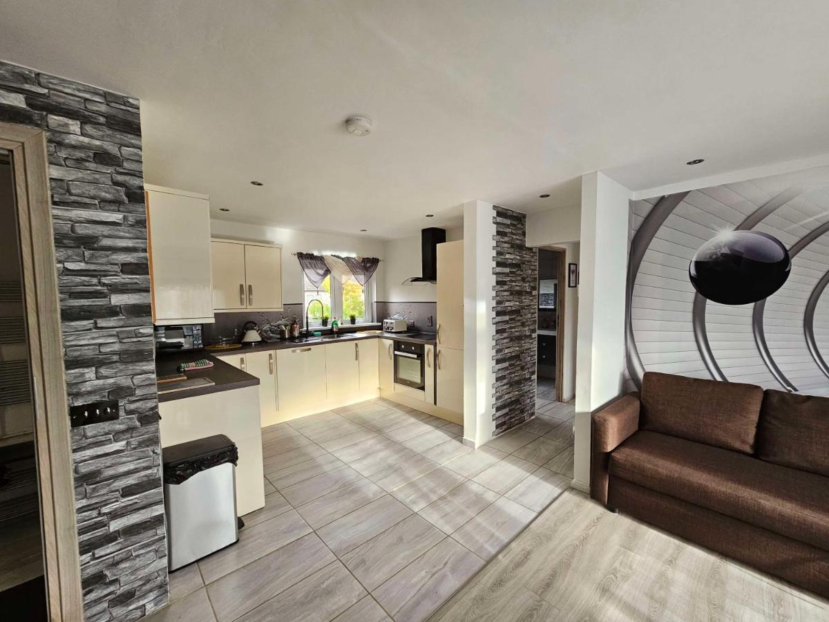 Ferienwohnung Modern Urban Haven: Stylish Getaway Lisburn Exterior foto